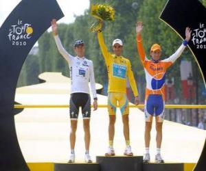 puzzel Het podium van de 97ste Tour de France: Alberto Contador, Andy Schleck en Denis Menchov, in Arc de Triomphe en de Champs Elysees achtergrond