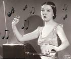 Clara Rockmore (1911-1998), was een virtuosa performer van de theremin, een elektronisch muziekinstrument