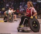 Atleet met een fysieke handicap met een rolstoel die wordt aangepast om sport tijdens een concurrentie te spelen